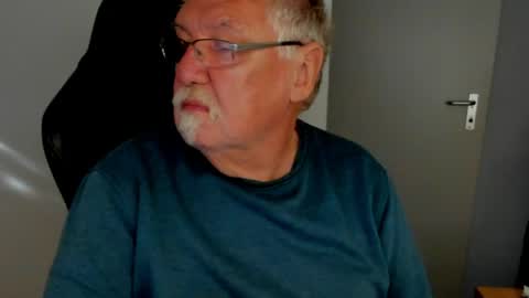 Snapshot of sharlots_pet chatting on 05/08/26, 06:52 sharlots_pet online show from 05/08/26, 06:52