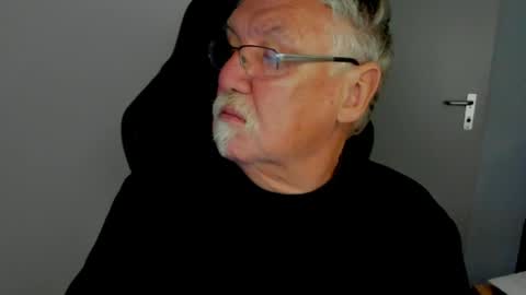 Snapshot of sharlots_pet chatting on 05/12/26, 10:34 sharlots_pet online show from 05/12/26, 10:34