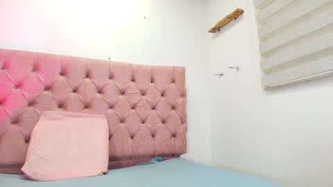 Snapshot of sharlott_kiss chatting on 01/04/25, 11:54 Sharlott online show from 01/04/25, 11:54