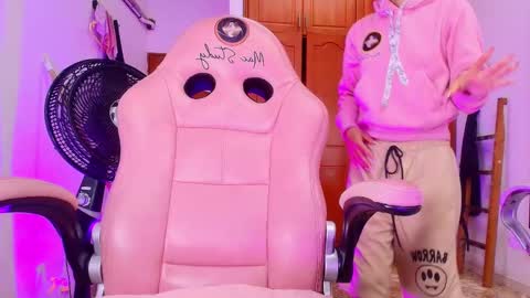 Snapshot of sharlott_kiss chatting on 03/05/25, 12:00 Sharlott online show from 03/05/25, 12:00