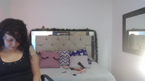 Snapshot of sharlotte__jones chatting on 12/16/24, 03:43 Sara online show from 12/16/24, 03:43