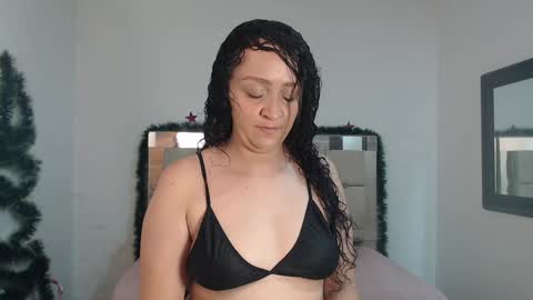 Snapshot of sharlotte__jones chatting on 12/28/24, 03:37 Sara online show from 12/28/24, 03:37