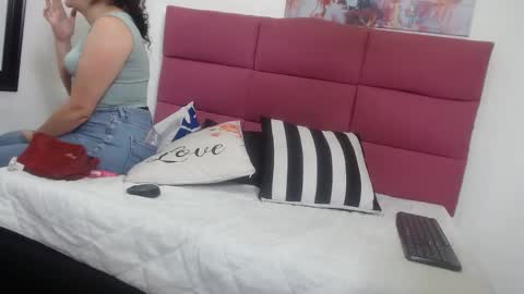 Snapshot of sharlotte__jones chatting on 01/28/25, 02:53 Sara online show from 01/28/25, 02:53