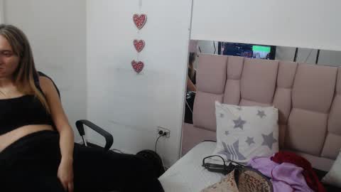 Snapshot of sharlotte__jones chatting on 02/17/25, 03:09 Sara online show from 02/17/25, 03:09