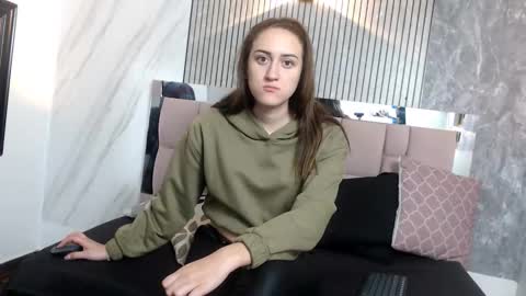 Snapshot of sharlotte__jones chatting on 02/02/26, 02:05 Sara online show from 02/02/26, 02:05