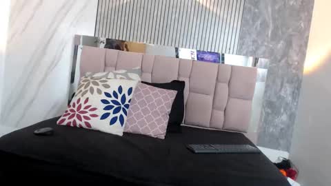 Snapshot of sharlotte__jones chatting on 02/04/26, 12:33 Sara online show from 02/04/26, 12:33