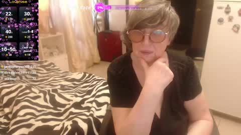 Snapshot of sharon_amore chatting on 06/08/26, 01:33 Helena online show from 06/08/26, 01:33