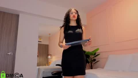 Snapshot of sharonn___ chatting on 10/01/25, 04:07 Sharon online show from 10/01/25, 04:07