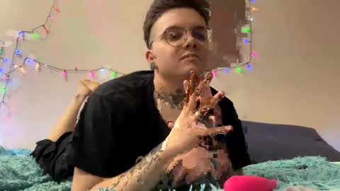 Snapshot of sharpy_teeth_kitty chatting on 01/10/25, 08:15 Nikolasftm online show from 01/10/25, 08:15