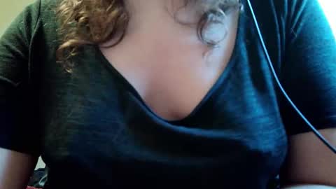 Snapshot of shathara chatting on 10/17/25, 04:42 Shay online show from 10/17/25, 04:42