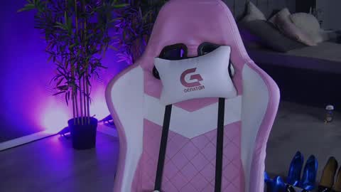 Snapshot of shayblonde chatting on 12/15/24, 11:42 shayblonde online show from 12/15/24, 11:42