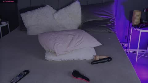 Snapshot of shayblonde chatting on 12/24/24, 01:06 shayblonde online show from 12/24/24, 01:06