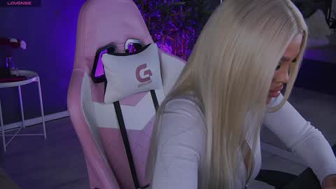 Snapshot of shayblonde chatting on 12/30/24, 11:49 shayblonde online show from 12/30/24, 11:49