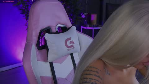 Snapshot of shayblonde chatting on 12/31/24, 02:51 shayblonde online show from 12/31/24, 02:51