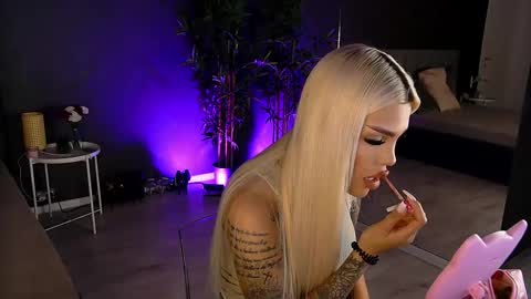 Snapshot of shayblonde chatting on 02/25/25, 05:36 shayblonde online show from 02/25/25, 05:36