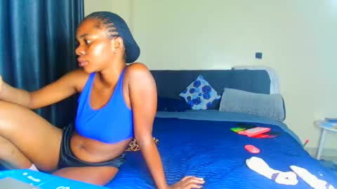 shee13 online show from 11/12/25, 07:09