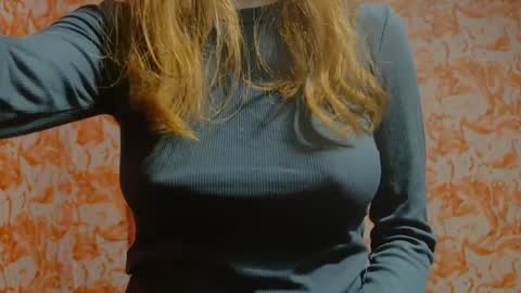 Snapshot of shelikessoymilk chatting on 12/19/24, 08:55 Erika online show from 12/19/24, 08:55