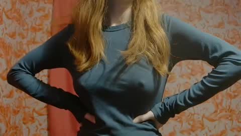 Snapshot of shelikessoymilk chatting on 12/20/24, 12:30 Erika online show from 12/20/24, 12:30