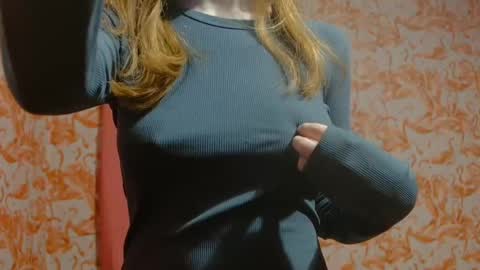 Snapshot of shelikessoymilk chatting on 12/20/24, 10:54 Erika online show from 12/20/24, 10:54