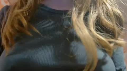 Snapshot of shelikessoymilk chatting on 01/04/25, 12:27 Erika online show from 01/04/25, 12:27