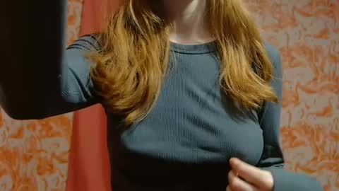 Snapshot of shelikessoymilk chatting on 01/06/25, 01:20 Erika online show from 01/06/25, 01:20