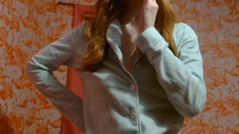 Snapshot of shelikessoymilk chatting on 01/10/25, 03:29 Erika online show from 01/10/25, 03:29