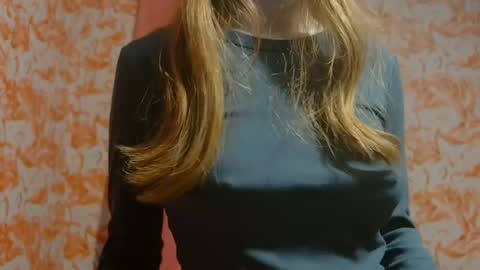 Snapshot of shelikessoymilk chatting on 01/24/25, 12:20 Erika online show from 01/24/25, 12:20