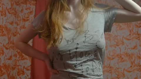 Snapshot of shelikessoymilk chatting on 02/11/25, 03:18 Erika online show from 02/11/25, 03:18