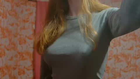 Snapshot of shelikessoymilk chatting on 02/14/25, 02:39 Erika online show from 02/14/25, 02:39