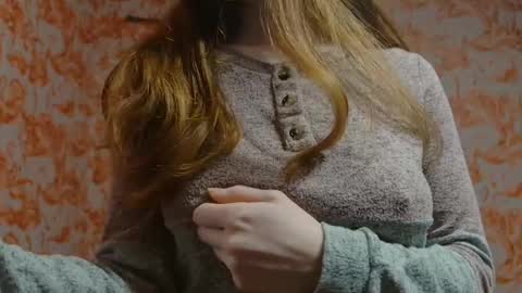 Snapshot of shelikessoymilk chatting on 02/24/25, 03:23 Erika online show from 02/24/25, 03:23