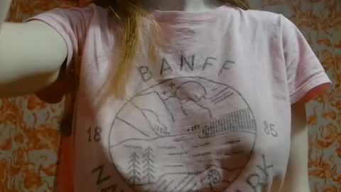 Snapshot of shelikessoymilk chatting on 03/06/25, 03:35 Erika online show from 03/06/25, 03:35