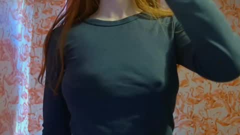 Snapshot of shelikessoymilk chatting on 03/06/25, 09:42 Erika online show from 03/06/25, 09:42