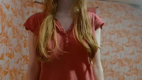 Snapshot of shelikessoymilk chatting on 09/17/25, 03:19 Erika online show from 09/17/25, 03:19