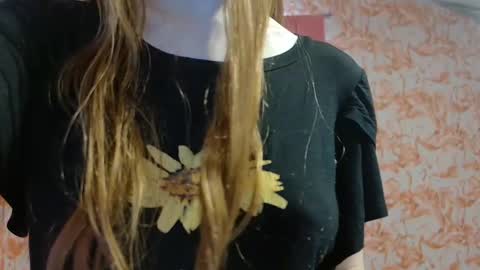 Snapshot of shelikessoymilk chatting on 09/19/25, 07:14 Erika online show from 09/19/25, 07:14