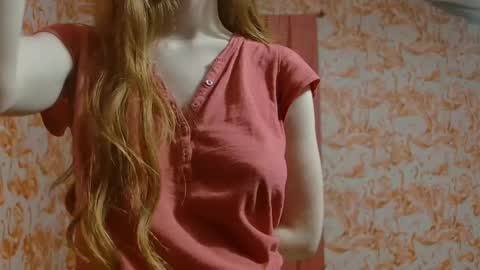 Snapshot of shelikessoymilk chatting on 09/26/25, 05:11 Erika online show from 09/26/25, 05:11