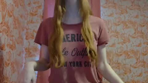 Snapshot of shelikessoymilk chatting on 10/10/25, 07:13 Erika online show from 10/10/25, 07:13