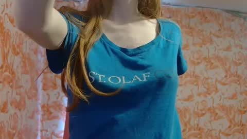 Snapshot of shelikessoymilk chatting on 10/17/25, 05:59 Erika online show from 10/17/25, 05:59