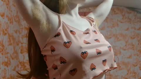 Snapshot of shelikessoymilk chatting on 10/21/25, 02:01 Erika online show from 10/21/25, 02:01