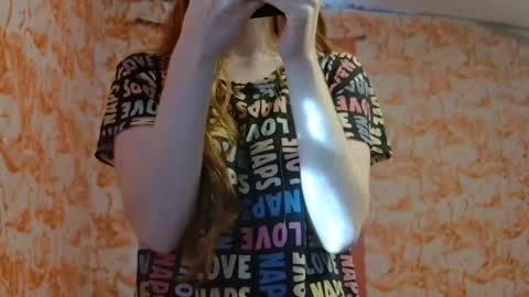 Snapshot of shelikessoymilk chatting on 11/06/25, 08:43 Erika online show from 11/06/25, 08:43