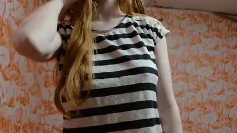 Snapshot of shelikessoymilk chatting on 11/17/25, 01:33 Erika online show from 11/17/25, 01:33