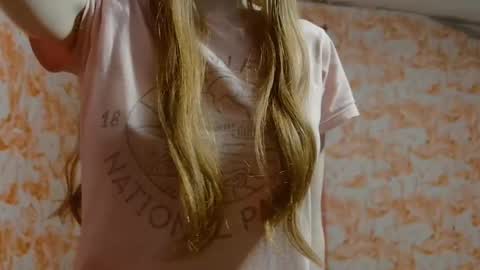 Snapshot of shelikessoymilk chatting on 11/22/25, 03:49 Erika online show from 11/22/25, 03:49