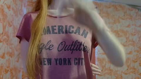 Snapshot of shelikessoymilk chatting on 11/26/25, 07:04 Erika online show from 11/26/25, 07:04