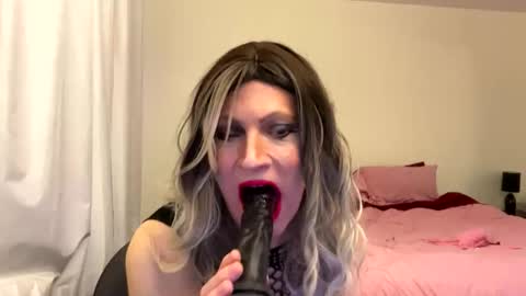 Snapshot of sherrisqs00 chatting on 03/15/26, 02:06 sherrisqs00 online show from 03/15/26, 02:06