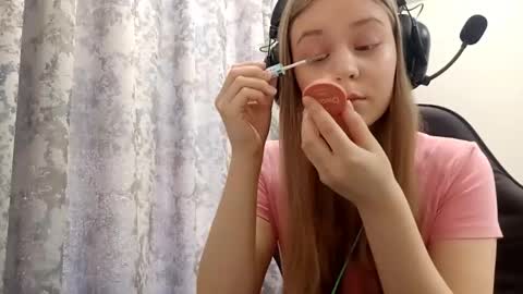 Snapshot of sherrylkeep chatting on 12/17/25, 06:19 Lisa online show from 12/17/25, 06:19