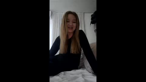 Snapshot of sherrylshaw chatting on 12/19/25, 09:33 SherrylShaw online show from 12/19/25, 09:33