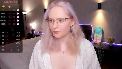 Snapshot of sheslinki chatting on 02/09/25, 07:16 Hello guys my name is Aemilia online show from 02/09/25, 07:16