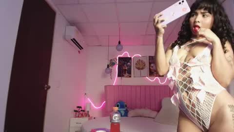 Snapshot of sheyla_vegas chatting on 10/28/25, 03:43 sheyla_vegas online show from 10/28/25, 03:43