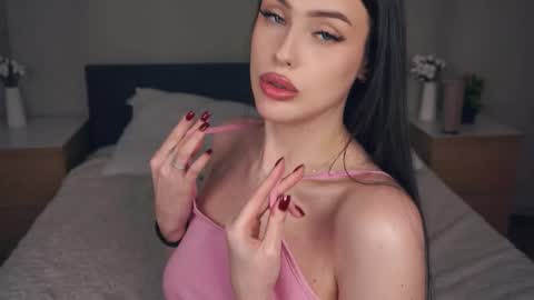 Snapshot of shilahillebrano chatting on 11/27/25, 03:58 Mia online show from 11/27/25, 03:58