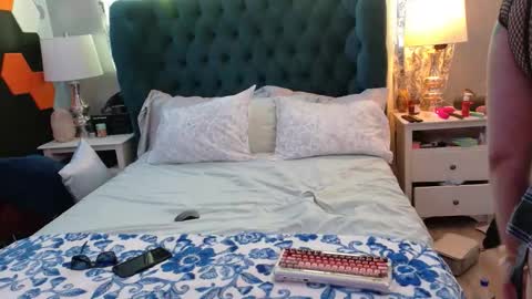 Snapshot of shineboxx chatting on 04/23/26, 12:34 lia pnelli online show from 04/23/26, 12:34