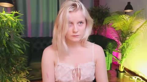 Snapshot of shinejoan chatting on 11/01/25, 02:41 help me reach my first 25 thumbs up online show from 11/01/25, 02:41